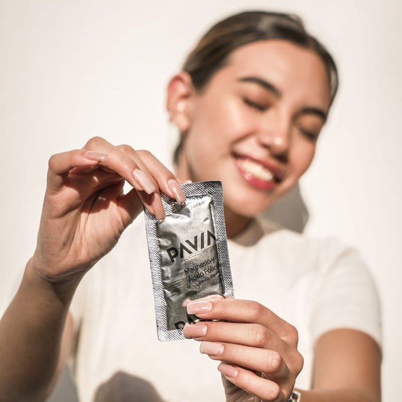 Mujer sonriendo con probioticos de pavia con magnesio y acido folico