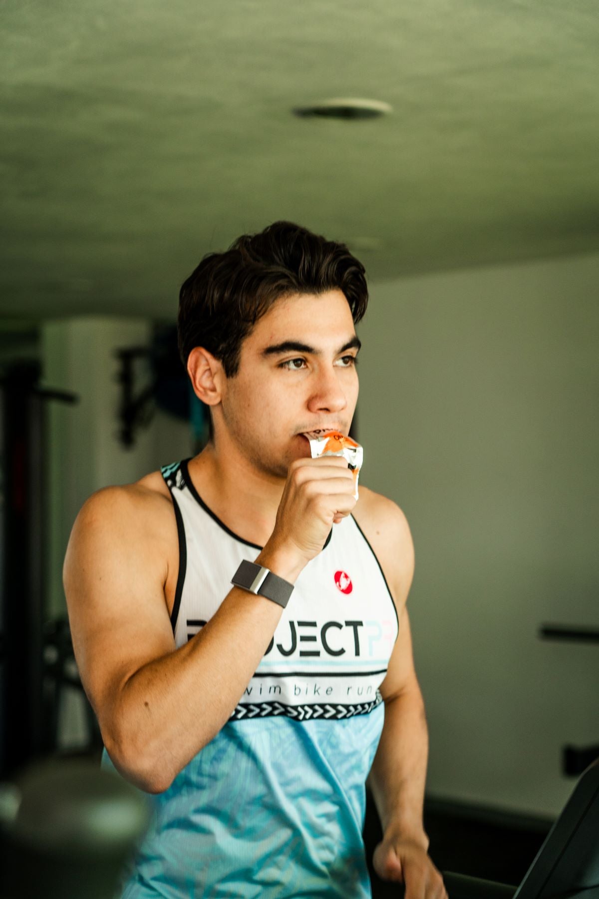Atleta consumiendo probiotico en gel de pavia con omega 3 para la energia y sistema inmune