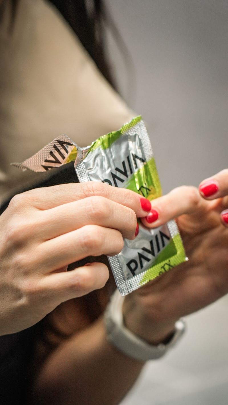 Mujer consumiendo freetx de pavia para mejorar la digestion