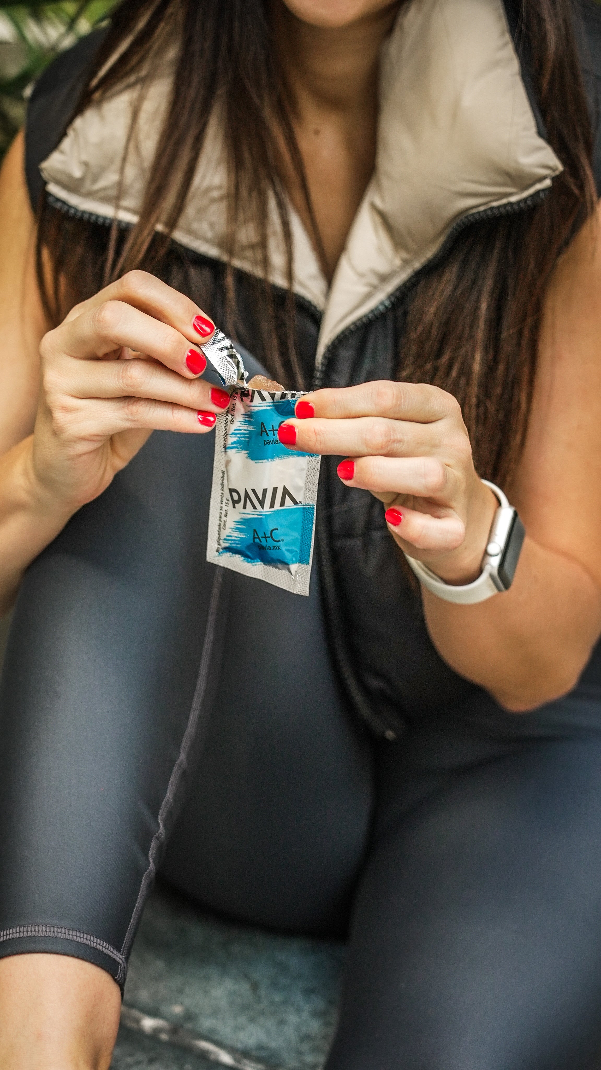 Mujer que hace ejercicio consumiendo probioticos Pavia para la colitis y gastritis